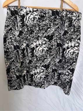 Sport Collection Black and White Floral Pencil Skirt with Ring Belt